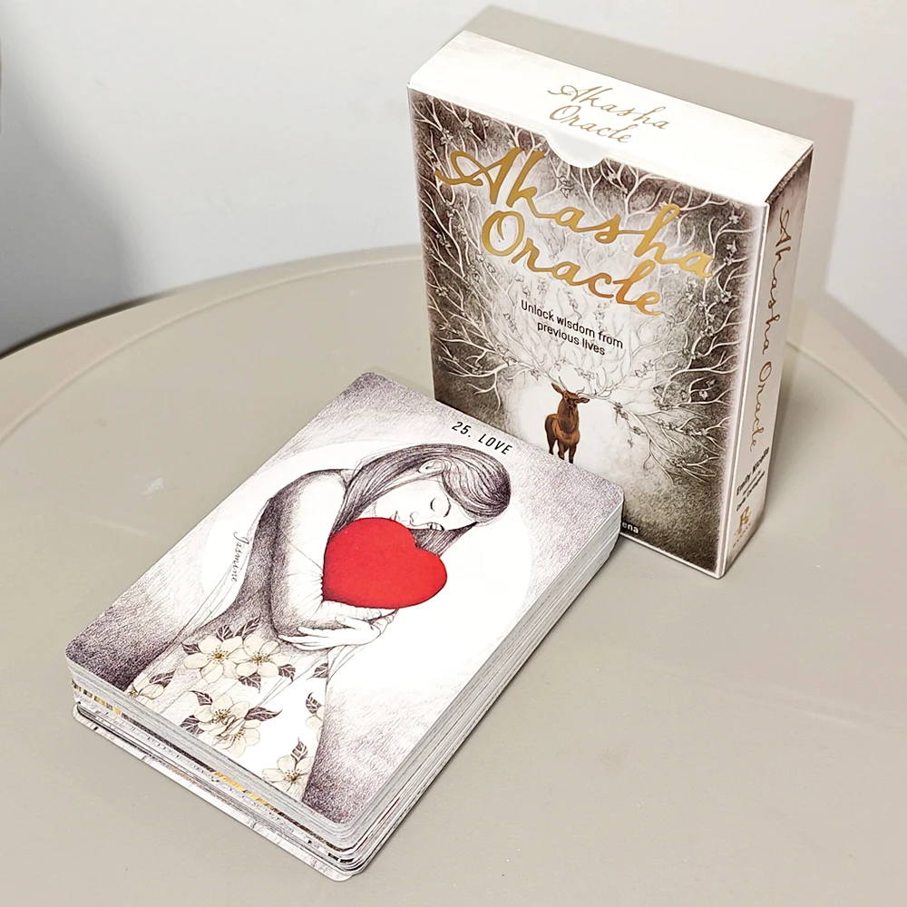 Baralho Oráculo Akasha com 50 cartas para desbloquear a sabedoria de vidas passadas e os Registos Akáshicos. Impresso em papel cartão de 350 g/m² com dupla textura. 10,5 x 7,5 cm.